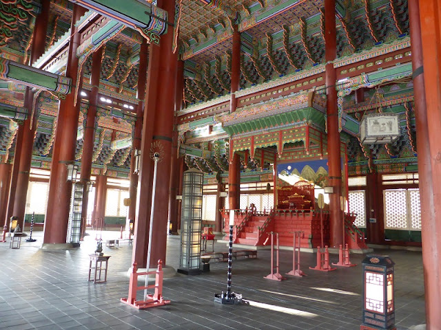 Palacio Gyeongbokgung:Interior del Geunjeongjeon Hall Palacio Gyeongbokgung:Interior del Geunjeongjeon Hall
