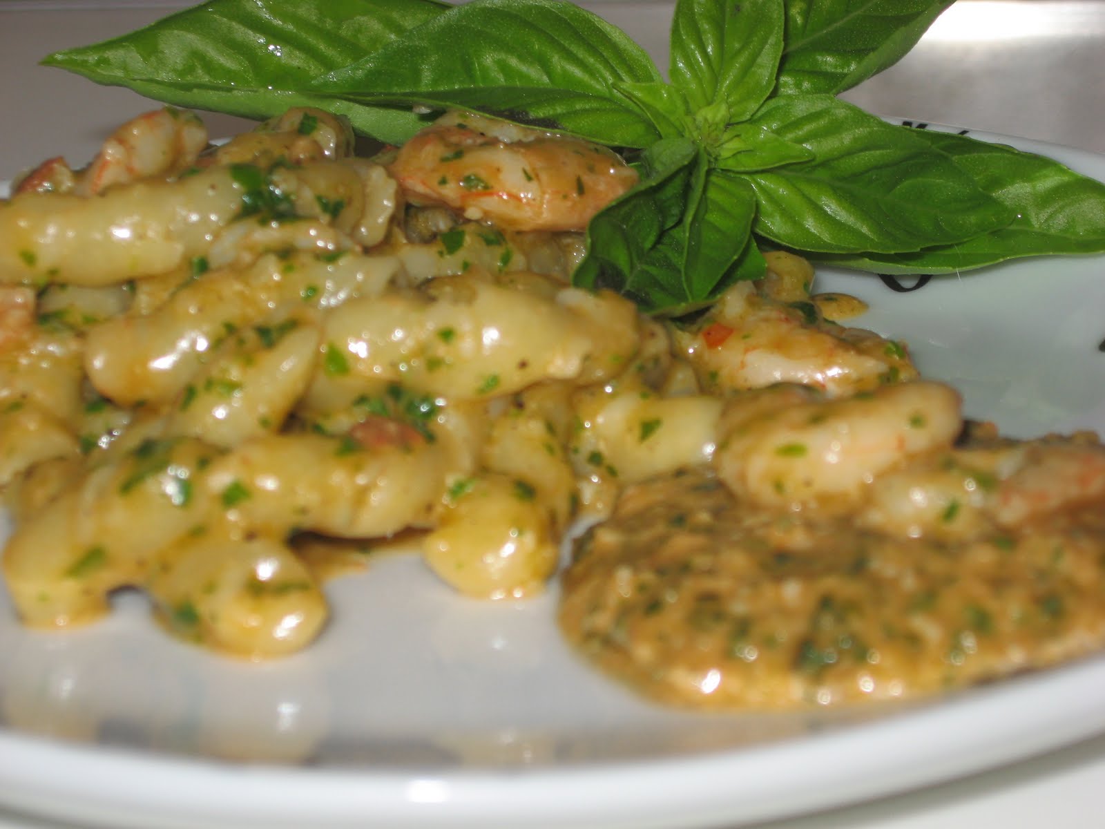 BUSIATE CON PESTO ALLA TRAPANESE E GAMBERI