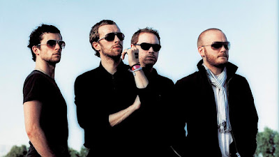 Biografi Coldplay Biografi Coldplay Coldplay adalah grup musik rock alternatif yang dibentuk di London, Britania Raya, pada tahun 1996. Grup musik ini terdiri dari Chris Martin sebagai vokalis utama, Jonny Buckland sebagai gitaris utama, Guy Berryman sebagai bassis, dan Will Champion sebagai drummer. Coldplay telah merilis 4 album sepanjang kariernya, dimulai dari album debut Parachutes (2000), kemudian A Rush of Blood to the Head {2002), X&Y (2005), dan albumViva la Vida or Death and All His Friends (2008) dan terakhir adalah sebuah album konser berjudul LeftRightLeftRightLeft (2009). Secara keseluruhan, Coldplay telah meraih kesuksesan melalui 4 album ini dengan total penjualan mencapai 33,9 juta album.Beberapa singelnya telah menjadi hit seperti "Yellow", "Clocks" (pemenang Record of the Year pada Grammy Award 2004), "The Scientist", "Speed of Sound", "Fix You", dan "Viva la Vida". Mereka mendapat tanggapan baik dari media di album Viva La Vida Or Death and All His Friends setelah di album X&Y mendapat kritik yang buruk di media. Kisah Sejarah Band Coldplay berawal dari meja bilyar. Tepatnya sebuah meja bilyar yang terletak di sebuah pub tak jauh dari kampus mereka, University College of London. Satu malam di pertengahan tahun 1996, dua orang
