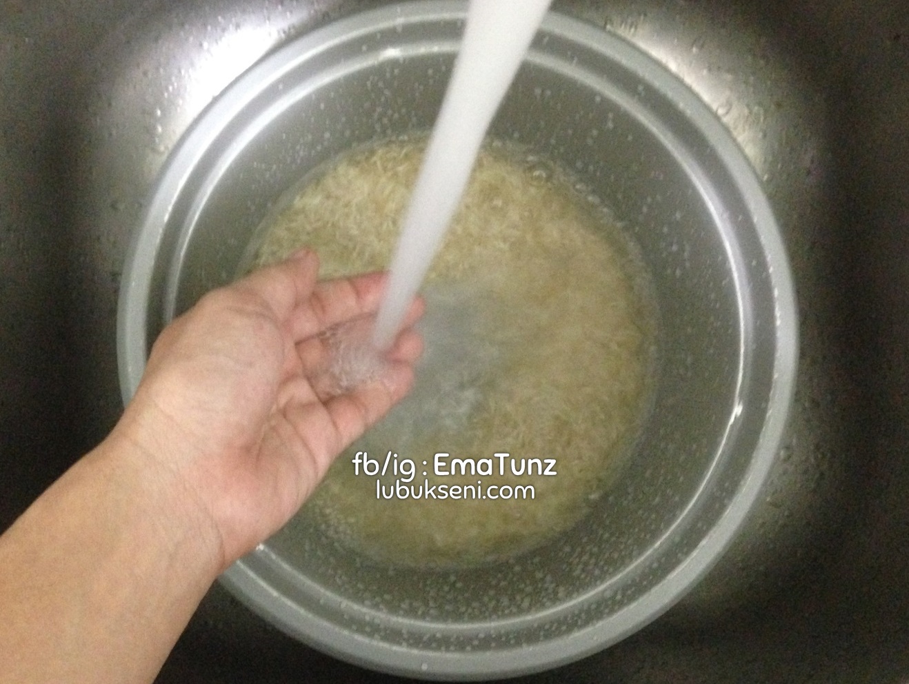 petua wap muka _ nasi panas _ buang kotoran muka dan rawat liang roma _ ema tunz _ lubuk seni _ 01 petua wap muka _ nasi panas _ buang kotoran muka dan rawat liang roma _ ema tunz _ lubuk seni _ 01