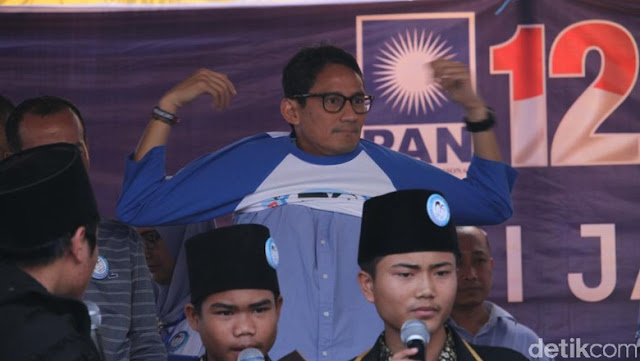 Warga Sumedang Histeris Lihat Sandi Pakai Baju di Panggung Warga Sumedang Histeris Lihat Sandi Pakai Baju di Panggung