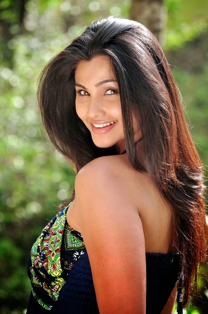 Actress & Dancer Daisy Shah Cute Photos CineHub