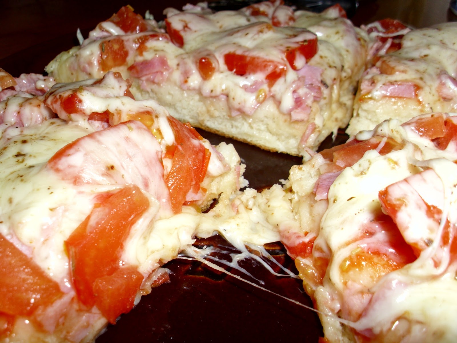 Домашняя пицца на сковороде. Пицца на протвине. Быстрая пицца в духовке без сметаны. Пицца домашняя на кефире в духовке. Пицца домашняя с майонезом.