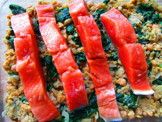 Losos sa slanutkom i kaparima 5 korak pripreme Salmon with chickpeas and capers by Laka kuharica: place salmon fillets over spinach and chickpea mixture