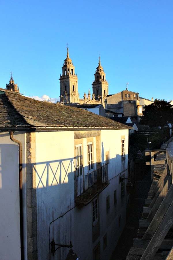 muralla-lugo-camino-de-santiago-primitivo-vista-catedral