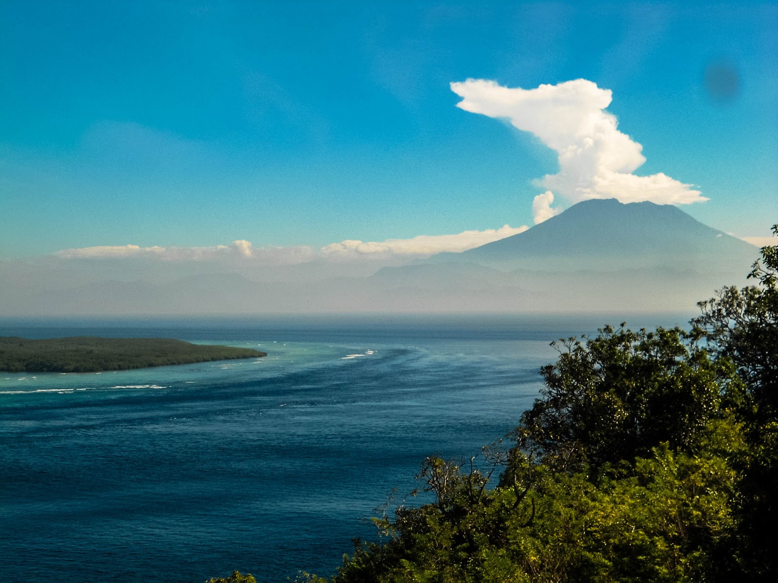 View Gunung Agung dan Sanset Gamay Nusa Penida