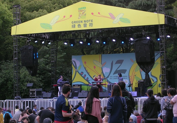 特設ステージでの、中国人らしき女性のボーカリストを含む３人組の演奏