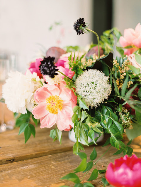 Dekoracje stołów weselnych z piwonii, dekoracje ślubne z piwonii, dekoracje weselne z piwonii, dekoracje z piwonii na ślub i wesele, kwiaty na ślub latem, kwiaty na ślub piwonie, piwonie na ślub i wesele