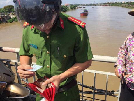 Bỏ lại xe máy cùng toàn bộ giấy tờ, cô gái 19 tuổi nhảy cầu tự tử - Ảnh 2 Bo lai xe may cung toan bo giay to, co gai 19 tuoi nhay cau tu tu - Anh 2