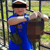 Imagenes fuertes!!! subió fotos con su hijo de 7 años sosteniendo la cabeza de un soldado