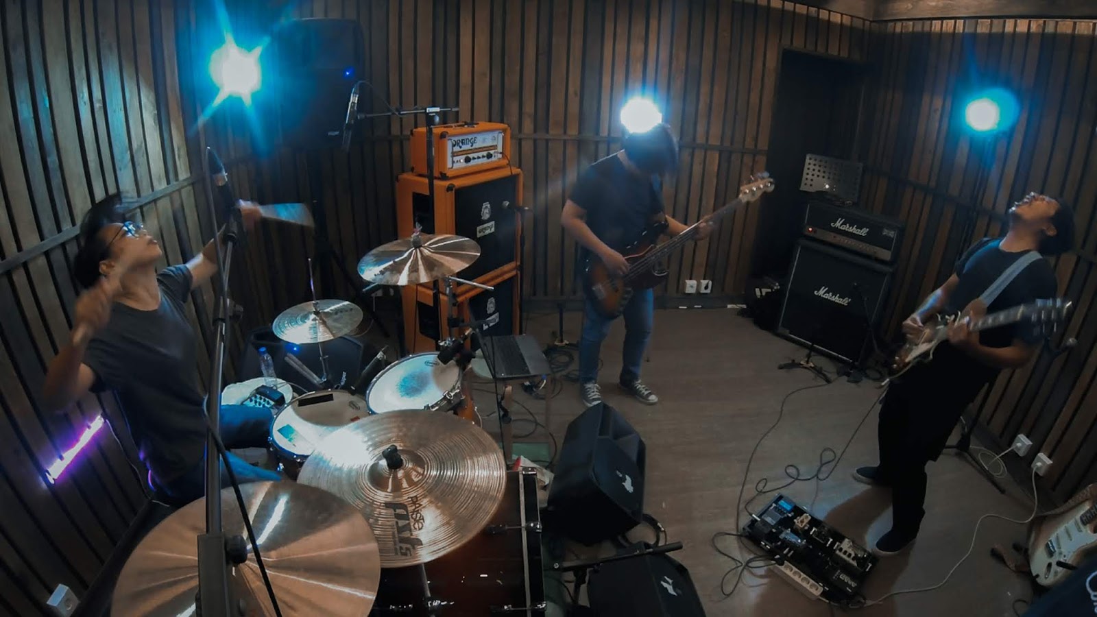 Project. Рок инструментал. Звукорежиссер гэри райдстром. Упражнение звукорежиссер. Music recording session in the church.