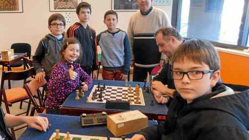 Bernard Cloarec, debout au fond, avec Daniel Cozic, son collègue assis, préparent l'Open international d'échecs de Guingamp - Photo © Ouest-France