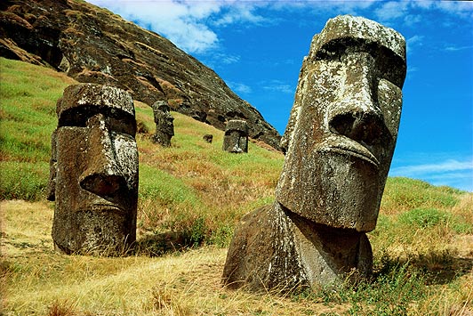 Moai na ilha de páscoa escultura de pedra de desenho vetorial isolada