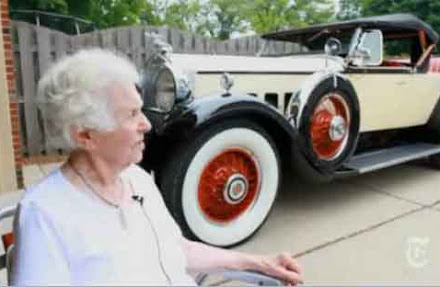 Aos 101 anos, Margareth dirige um Packard 740, de 1930