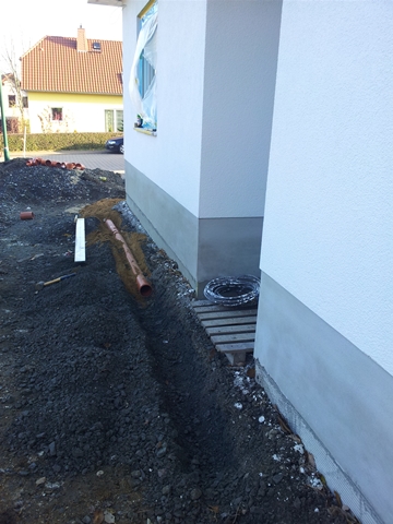 Anita & Dirk´s Bautagebuch - Winkelbungalow: Anschluss Fallrohr