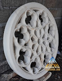 Roster ukir bulat atau angin angin berfungsi sebagai ventilasi udara yang dibuat dari batu alam putih gunungkidul