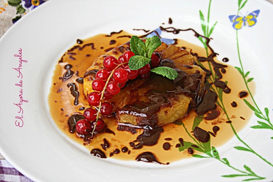 piña flambeada,Amaretto, salsa de chocolate, postres