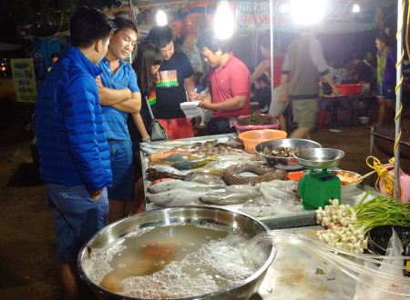 Du khách chọn hải sản tươi sống tại chợ đêm. Du khách chọn hải sản tươi sống tại chợ đêm.