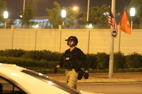 21h30: Tong thong Hoa Ky da den san bay quoc te Noi Bai - Anh 6