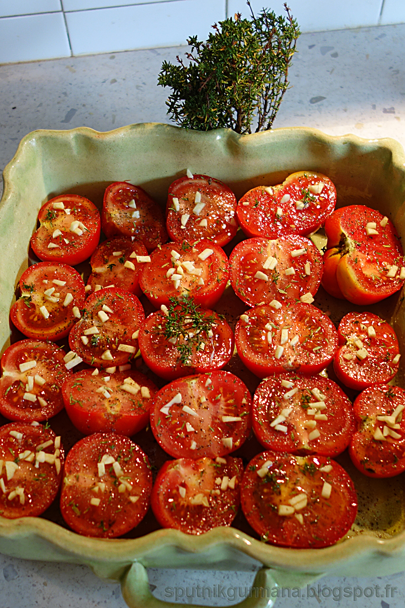 Сколько запекать помидоры. Запеченные помидоры. Помидоры в духовке. Помидоры запеченные в духовке. Печеные томаты.