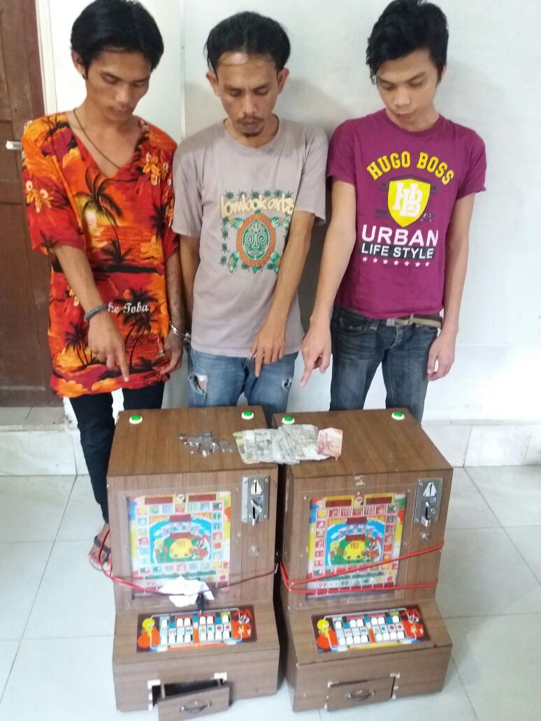 Tersangka bandar sabu beserta barang bukti mesin jackpot Tersangka bandar sabu beserta barang bukti mesin jackpot