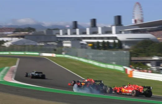 Il contatto tra Charles Leclerc e Max Verstappen in curva 2