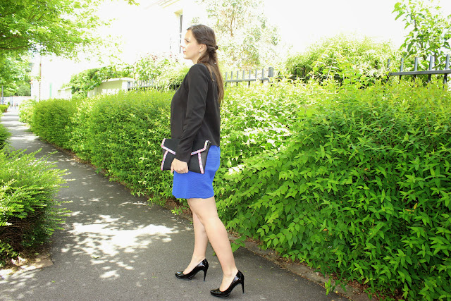 Veste noire, robe bleue klein, pochette minellix hash