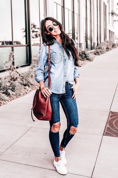 19 Preppy Fall Inspired Outfits to Try this Season | Denim Buttoned Shirt + High Rise Skinny Jeans + Tote Bag + Sneakers