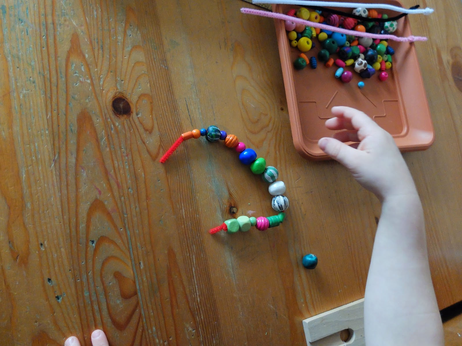pomoce-montessori-nawlekanie-koralik-w