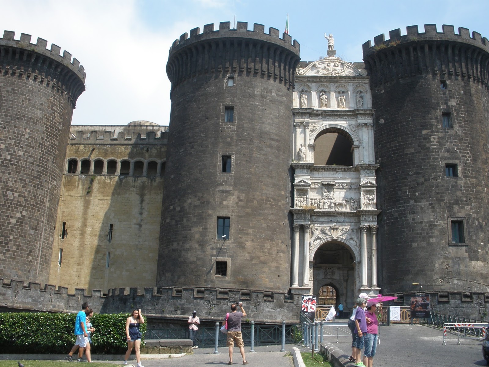 Castillo de Maschio Angionio, también conocido como Castillo Nuevo, posee un arco triunfal en su fachada.