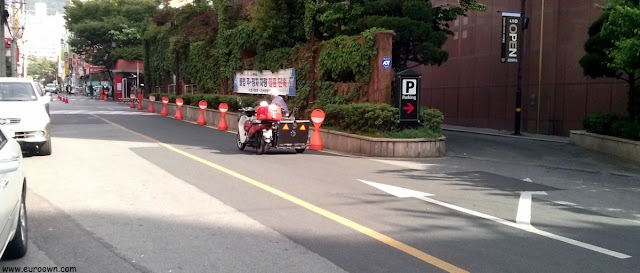 Motorista coreano en silla de ruedas