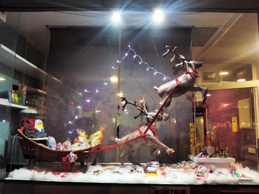 escaparate navideño con trineo y renos de santa claus