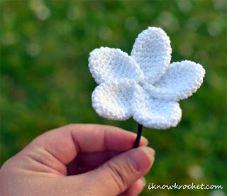 simple crochet plomeria flower with stem
