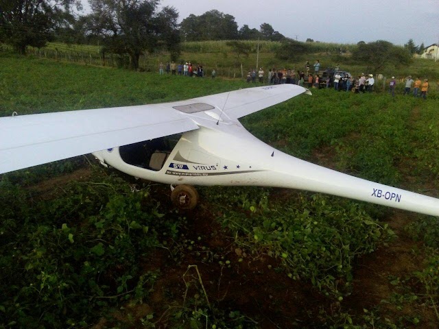 Aterrizó de emergencia en un campo de Tototlán