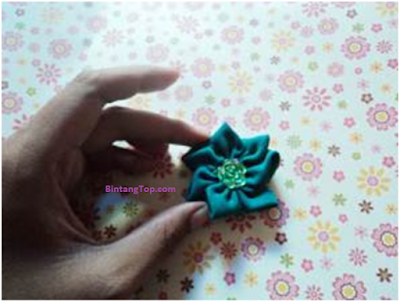 Kanzashi Viola – Bikin Sendiri Bunga Mungil dari Kain Perca Kanzashi Viola – Bikin Sendiri Bunga Mungil dari Kain Perca