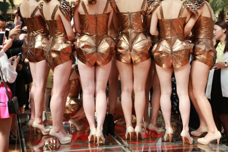 Choàng dàn người mẫu diện bikini bằng vàng đi trên 666 thỏi vàng ròng - Ảnh 7 Choang dan nguoi mau dien bikini bang vang di tren 666 thoi vang rong - Anh 7