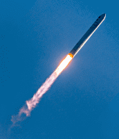 Fırlatılmış bir roket gökyüzünde uçarken