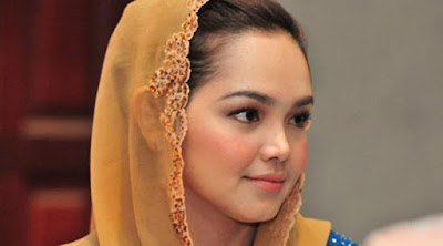 Biografi Siti Nurhaliza Biografi Siti Nurhaliza Biodata Nama : Siti Nurhaliza Nama Lengkap : Siti Nurhaliza Binti Tarudin, AAP(Pahang), PMP (Perak) Tanggal Lahir : 11 Januari 1979 Tempat Lahir : Kampung Awah, Temerloh, Pahang, Malaysia. Anak Ke : 5 dari 8 bersaudara Hobi : Menonton VCD dan membaca majalah Warna Favorit : Hijau dan warna-warna pastel Makanan Favorit : Masakan Daerah, Thailand dan masakan ibunya Musik Favorit : Pop, Alternative, R&B, Tradisionalhoror. Biografi Siti adalah anak kelima dari delapan bersaudara. Seorang Kakaknya meninggal dunia sewaktu kecil. Saudara-saudara Siti Nurhaliza yang lain ialah Saiful Lizan, Saiful Bahri, Siti Nursaida, Mohd Ali, Siti Nursaerah dan Mohd Hafiz. Siti memulai pendidikannya di Sekolah Clifford, Kuala Lipis dan melanjutkan pelajaran ke tingkat menengah hingga tingkat lima di Sekolah Menengah Clifford, Kuala Lipis. Siti pertama kali mengikuti pertandingan nyanyian di kampungnya sewaktu berusia 12 tahun dan menjadi Juara di pertandingan nyanyian hari kebangsaan. Ia menyanyikan lagu Bahtera Merdeka dan dari situlah Siti berani tampil di muka umum, terutama dalam acara kebudayaan atau karnaval di Kuala Lipis.Setelah meraih gelar Juara Bintang HMI pada tahun 1995, perusahaan rekaman Suria Record mengajak Siti menjadi artis rekaman mereka. Saat itu, usia Siti baru 16 tahun dan masih berstatus pelajar. Berkat
