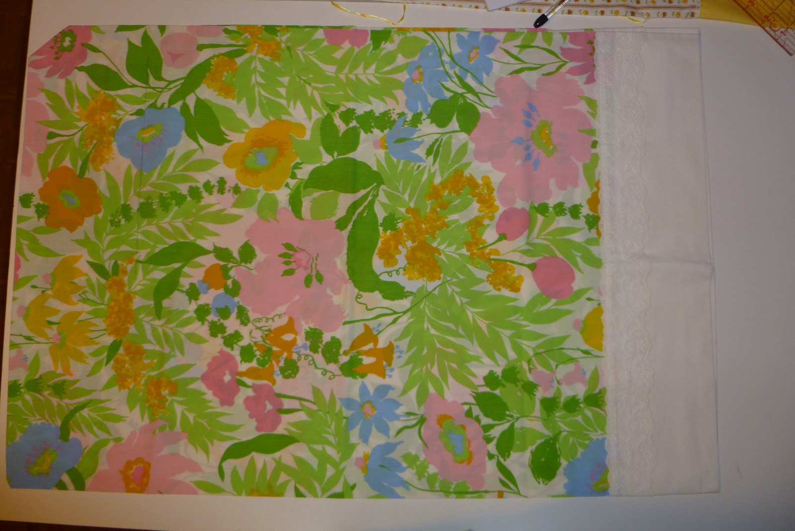 JaLaRu Tutorial for Sewing Machine Cover from Pillowcase