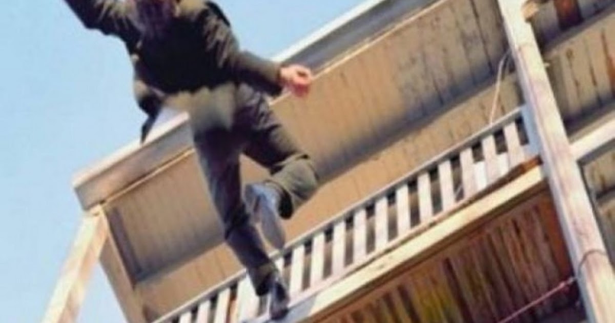 Мужчина упал с крыши. Фото как человек падает с крыши.