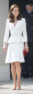 Robe Alexander Mc Queen / escarpins Gianvito Rossi / minaudière Jenny Packham