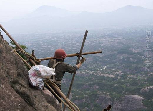 Pekerjaan paling berbahaya dan beresiko - Para Pekerja Cina Membangun Jalan Yg Terbuat dari Kayu  di atas Tebing Vertikal -- foto -- faceleakz