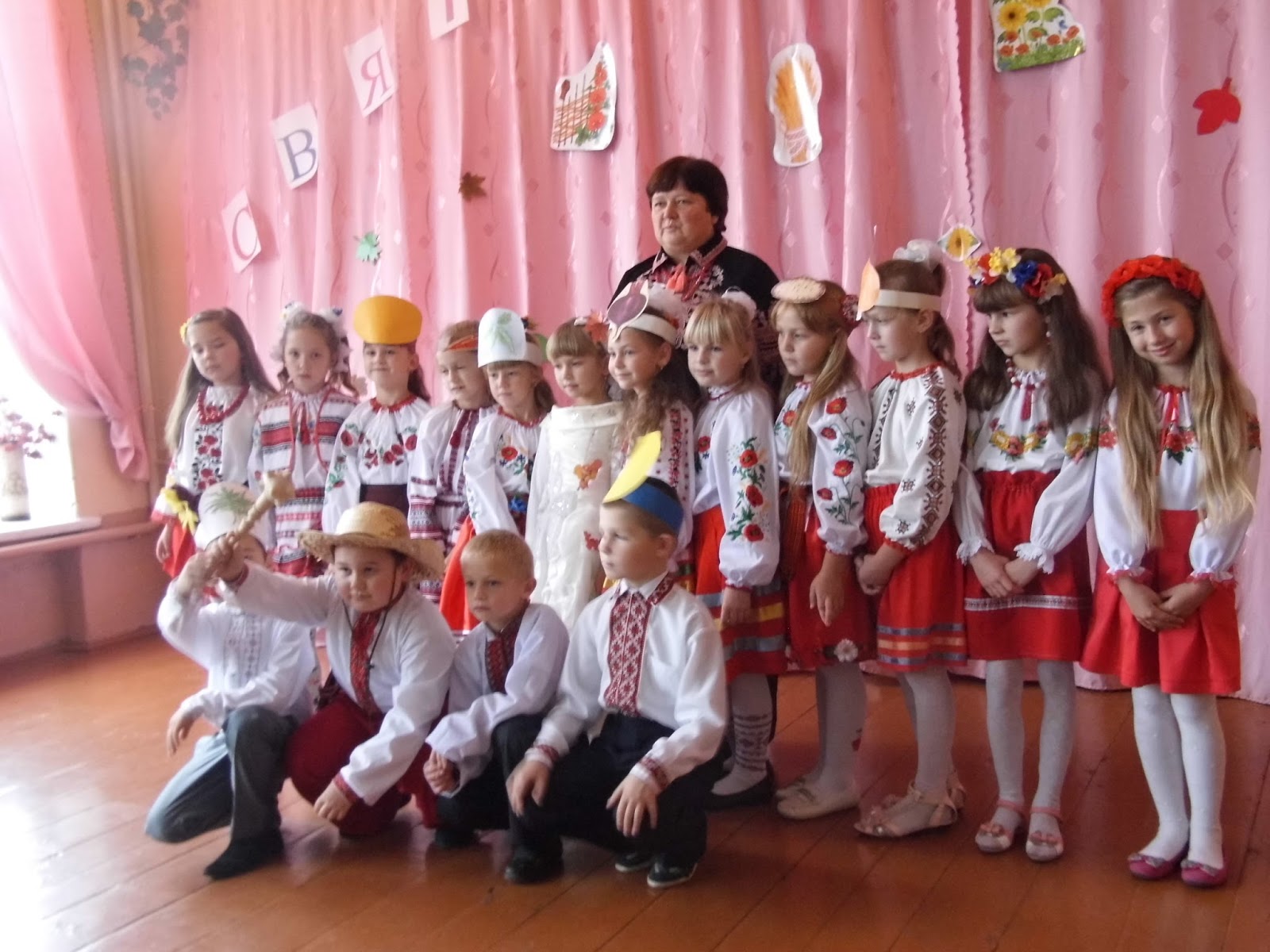 Стенятинська ЗШ І-ІІІ ступенів: Свято врожаю у початковій школі