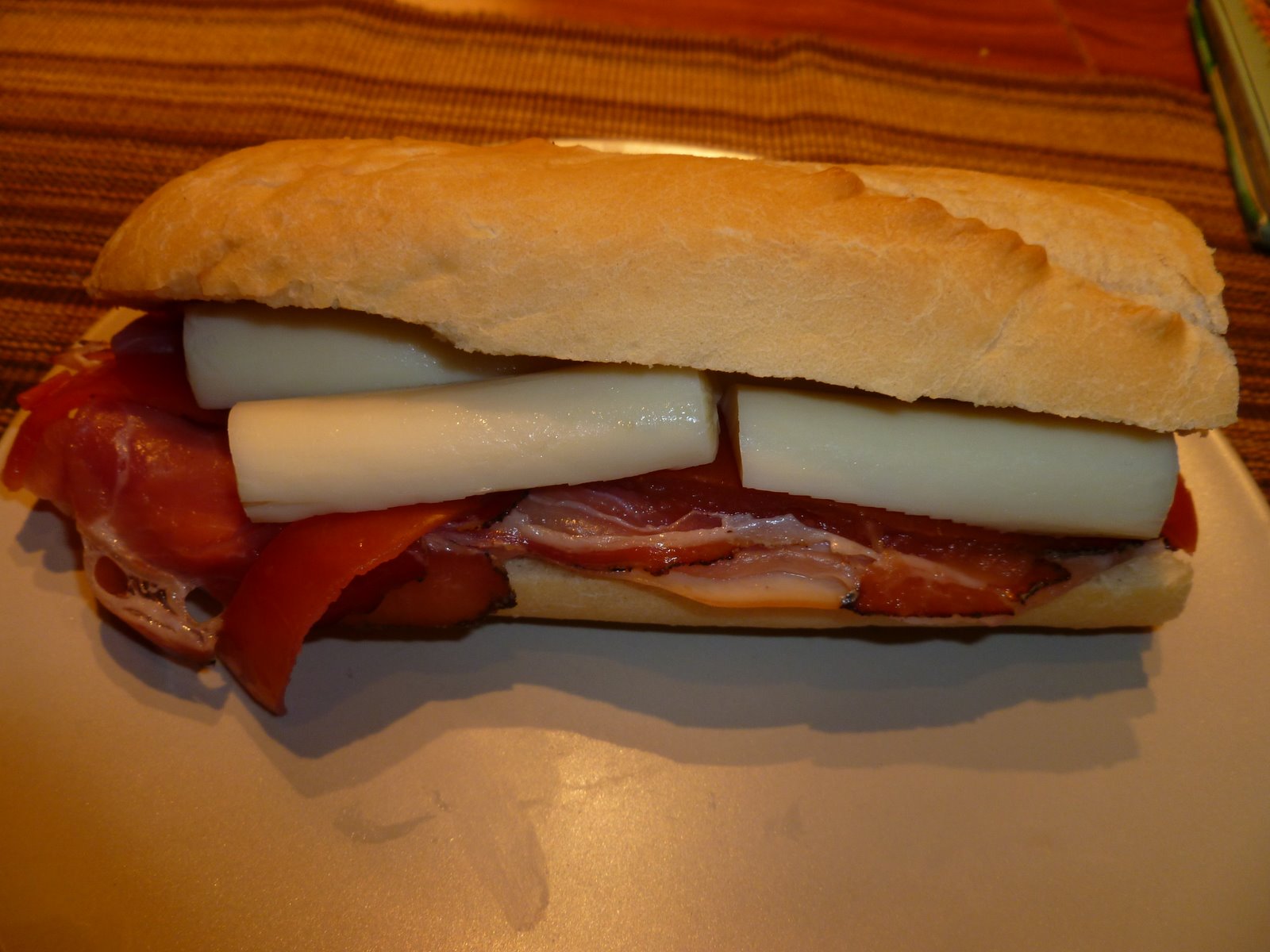 BOCADILLO DE JAMON SERRANO AHUMADO,JAMON DE PAVO Y QUESO