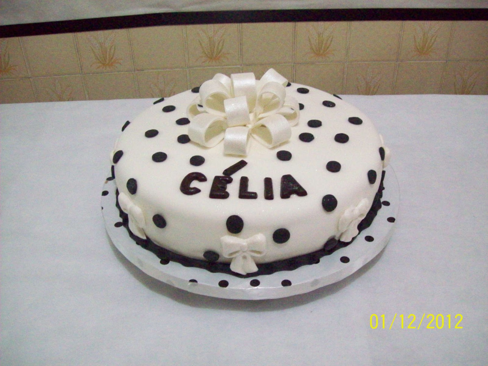 Nanda Bolos Bolo decorado com pasta americana branco e preto