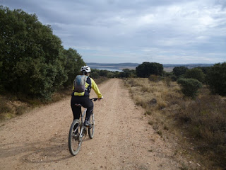 Pista. Embalse de Sta Teresa al fondo