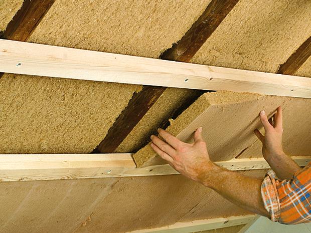 крепление утеплителя между стропилами. ширина рулонного утеплителя для кровли. утеплитель между стропилами. крепление минваты между стропилами. утеплитель в стропилах.