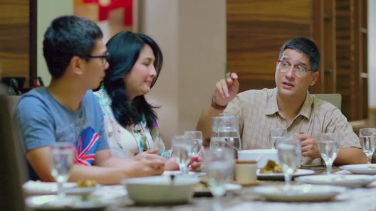 Celoteh Kiky Review Film Manusia Setengah Salmon Raditya Dika