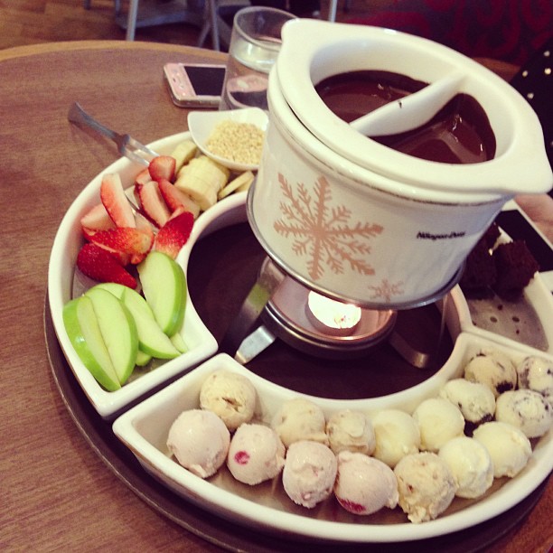 HaagenDazs Chocolate Fondue & Flower Blossom♥ Travel