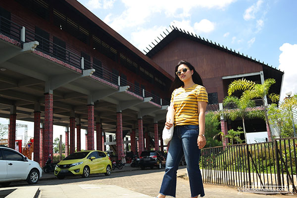 Menikmati Kemegahan Rumah Betang Di Pontianak Bernavita Travel And Food Blogger